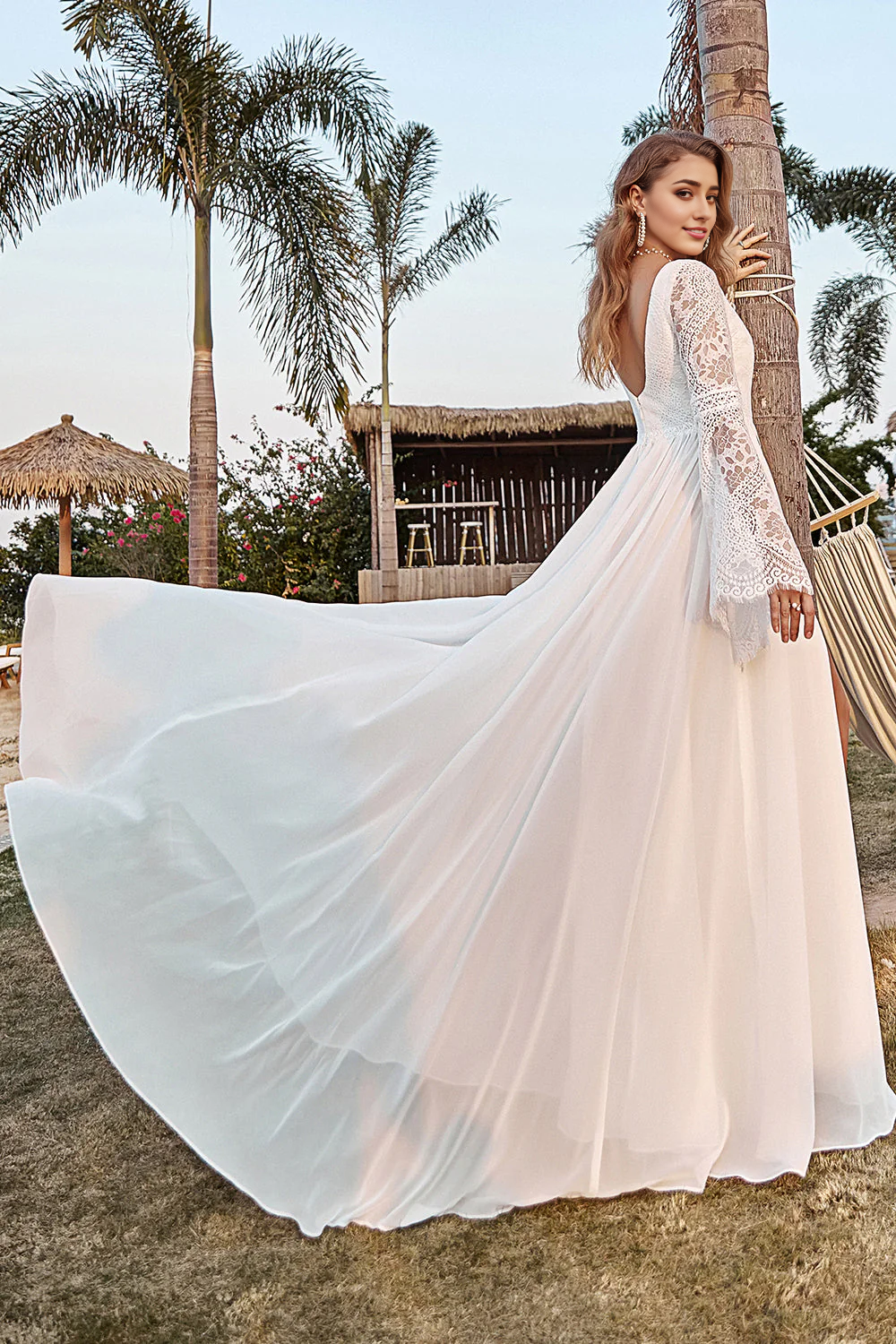 Vestido de novia bohemio de gasa con mangas acampanadas y encaje